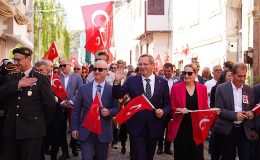 Türkiye Cumhuriyeti’nin kurucusu Gazi Mustafa Kemal Atatürk’ün Ayvalık’a gelişinin 90’ıncı yıl dönümü kutlandı. Program, Ayvalık Karayolları 29’uncu Şube Şefliği bahçesinden başladı