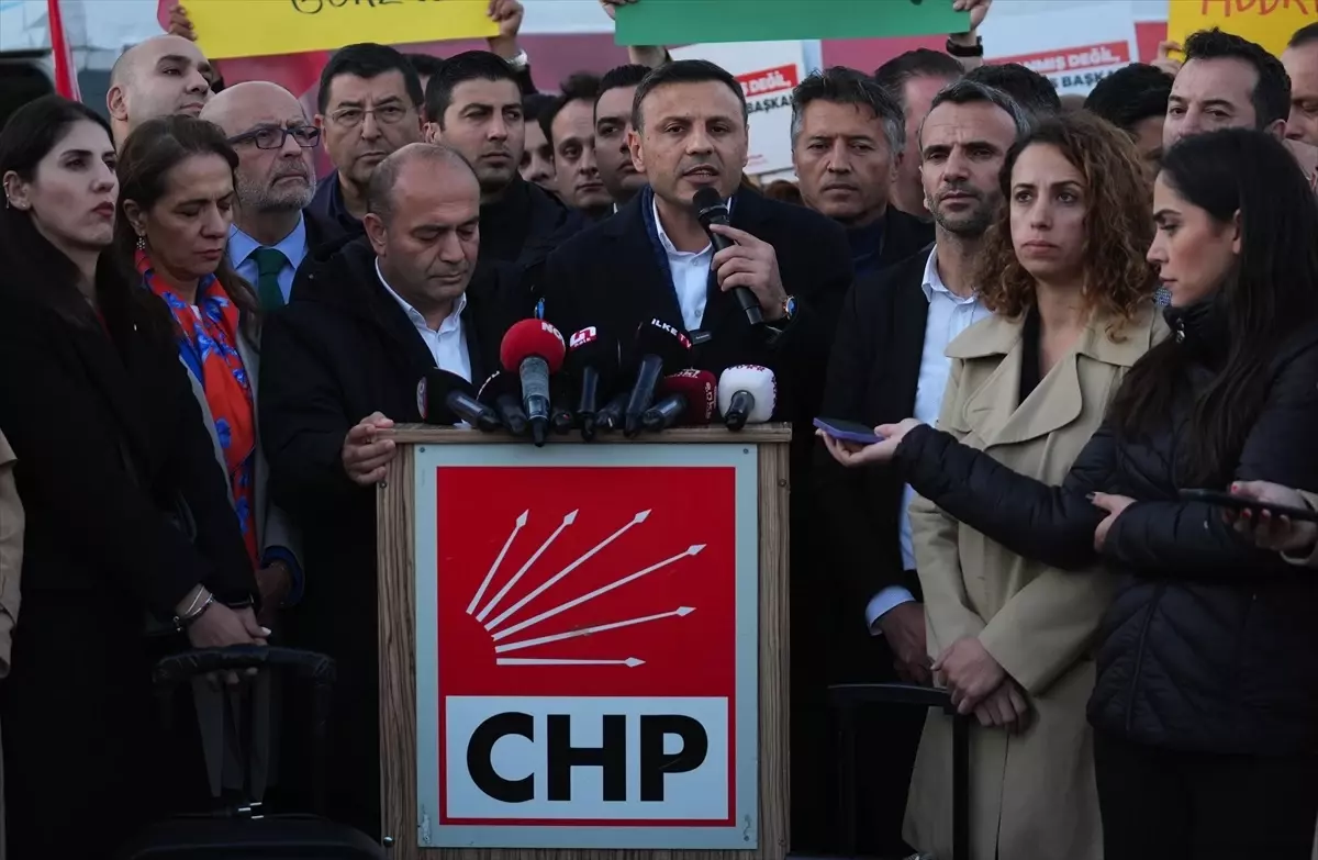 CHP Esenyurt’ta Demokrasi Nöbeti Tutuyor